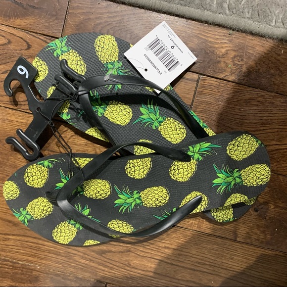 Cute Pineapple Design Flip Flops Women’s Size 9 - Picture 2 of 4